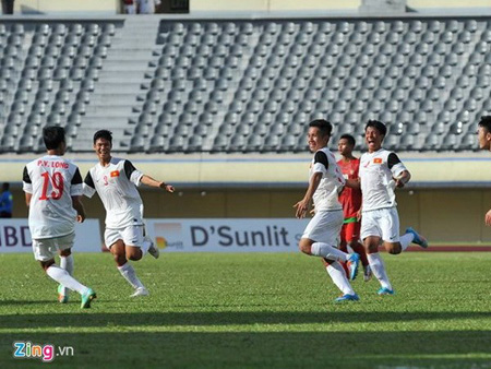 U19 Việt Nam ăn mừng chiến thắng cực kỳ quan trọng trước đối thủ Indonesia.